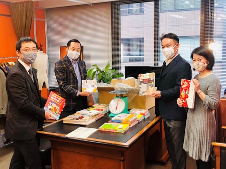 イギリスの中学・高等学校へ「日本文化にまつわる書籍」を寄贈した