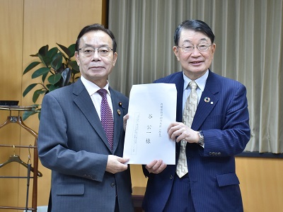谷大臣（左）に要望書を手交する中山委員長