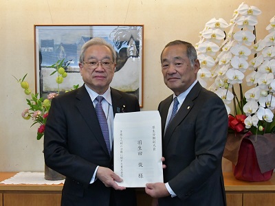 羽生田厚生労働副大臣（左）に要望書を手交する上條委員長（右）