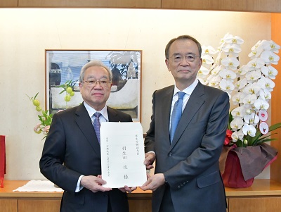 羽生田厚生労働副大臣（左）に要望書を手交する塚本委員長（右）