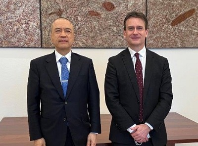広瀬委員長（左）とヘイハースト次期駐日オーストラリア大使