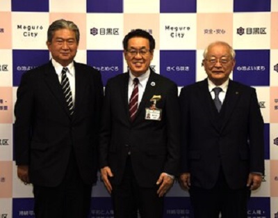 堀切環境委員長（左）と青木区長（中央）と菅野会長（右）
