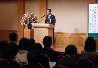 第1部　講演会にて挨拶する武田金融分科会長