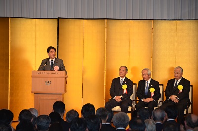 挨拶する安部首相と、左から長谷川代表幹事、岡村会頭、米倉会長