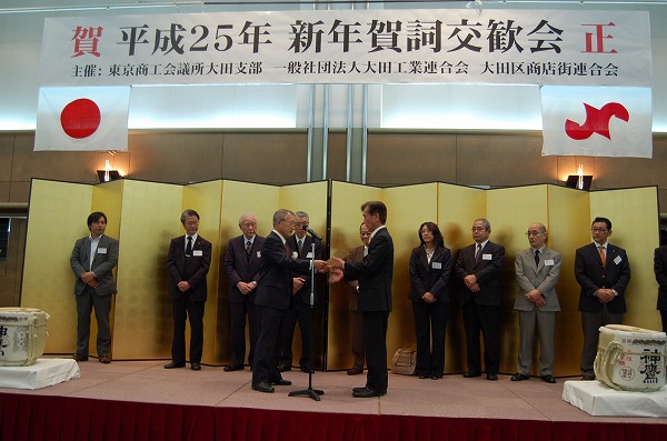 福井副会頭より永年会員企業への表彰状の授与が行われました