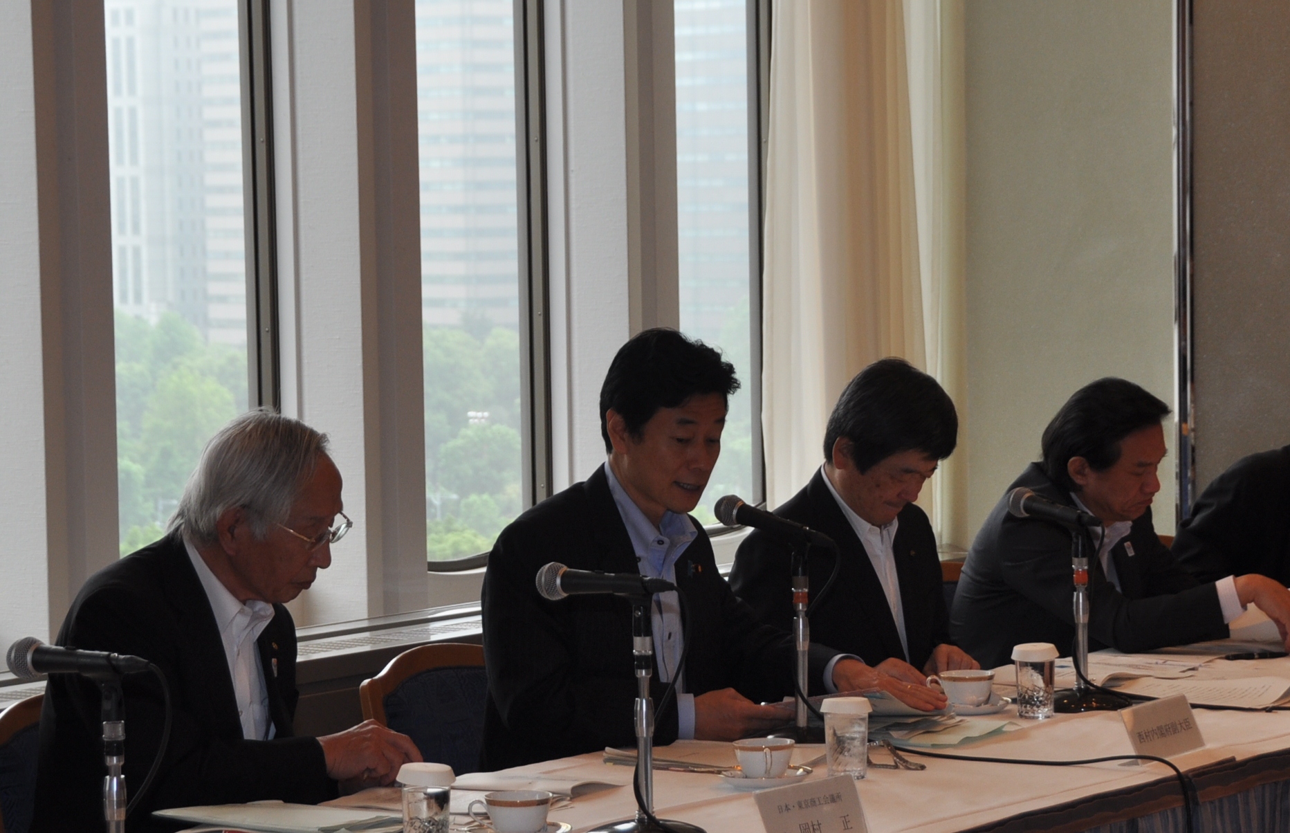 骨太方針・成長戦略について説明する西村副大臣（左から岡村正会頭、西村副大臣、小林委員長）