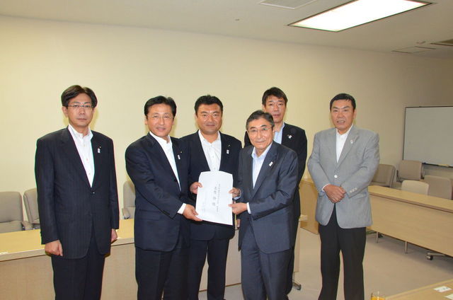東京都議会自由民主党に要望書を手交する松本副委員長（右から３人目）