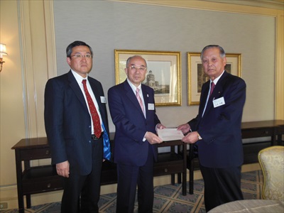 石井中小企業委員長へ要望書を提出する大山会長（中央）と武田副会長（左）