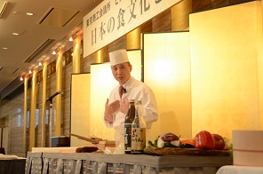 実演を交えながら日本の食文化について語る鈴木和食総料理長