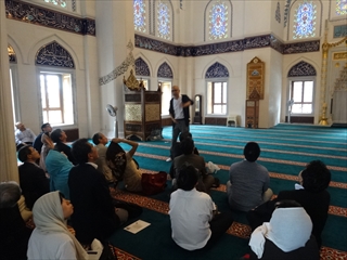 モスクで担当者から話を聞く参加者