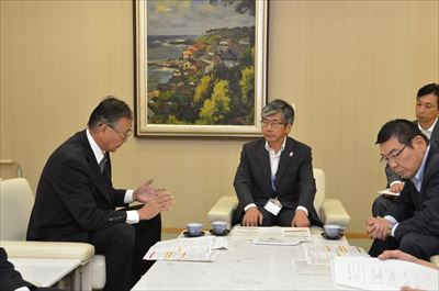 前田副知事（中央）に意見内容を説明する佐々木委員長（左）
