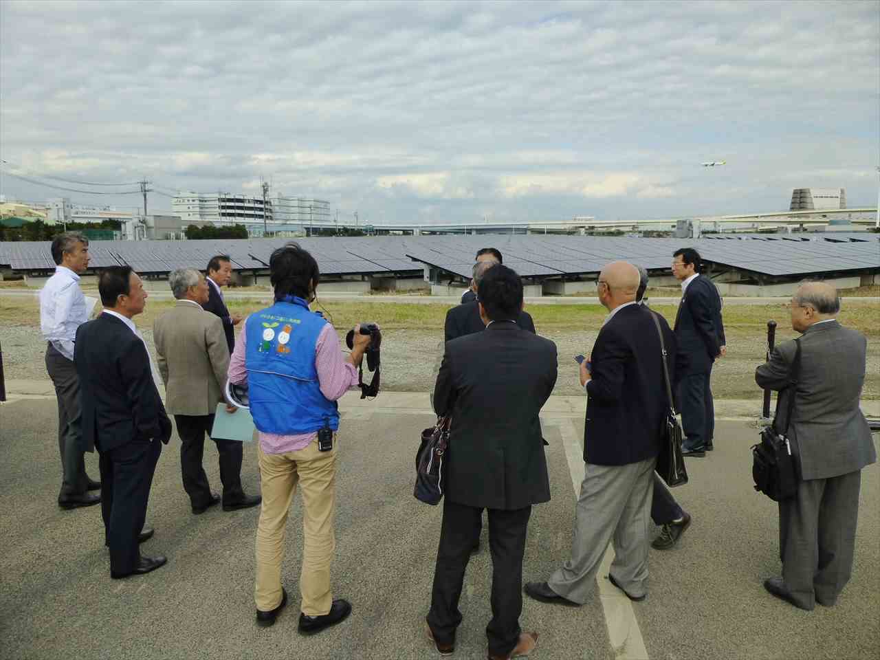 浮島太陽光発電所に設置されている多数の太陽光パネルを見学