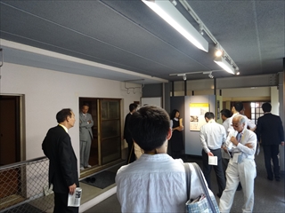 昭和３０年代の集合住宅復元展示を見学する参加者