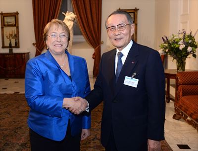 チリ・バチェレ大統領と握手する佐々木団長（左）