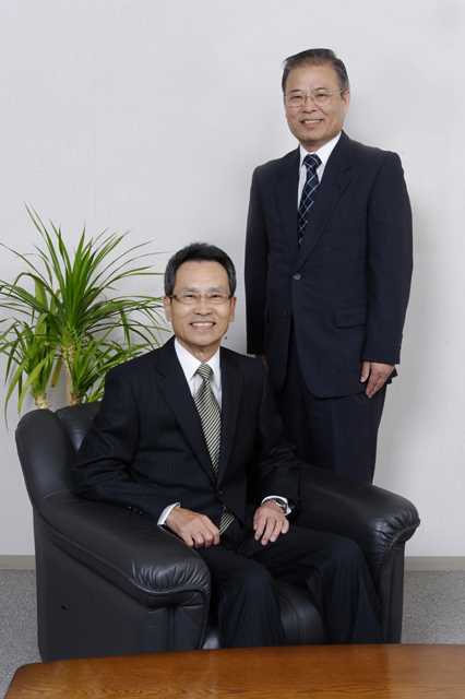 スタック電子㈱創業者の田島名誉会長（左）と渡辺代表取締役社長（右）