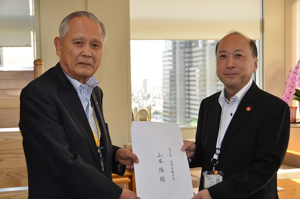 東京都　山本産業労働局長（右）へ要望書を提出する石井副会頭・委員長（左）
