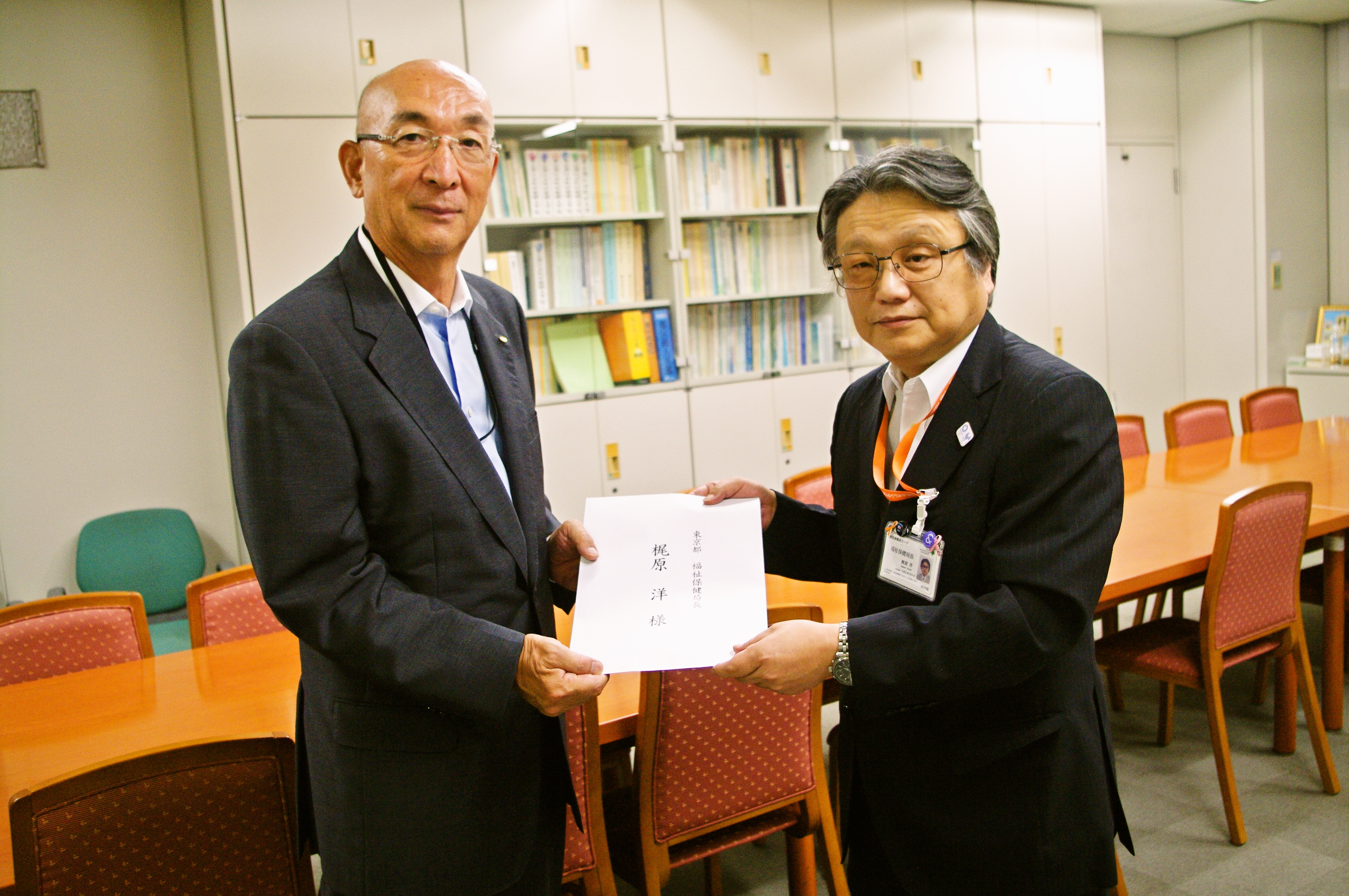 東京都　梶原福祉保健局長（右）へ要望書を提出する後藤委員長（左）