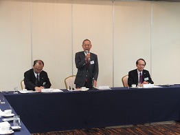 挨拶する阿部友太郎副委員長（写真中央）と阿部貴明共同委員長（同左）