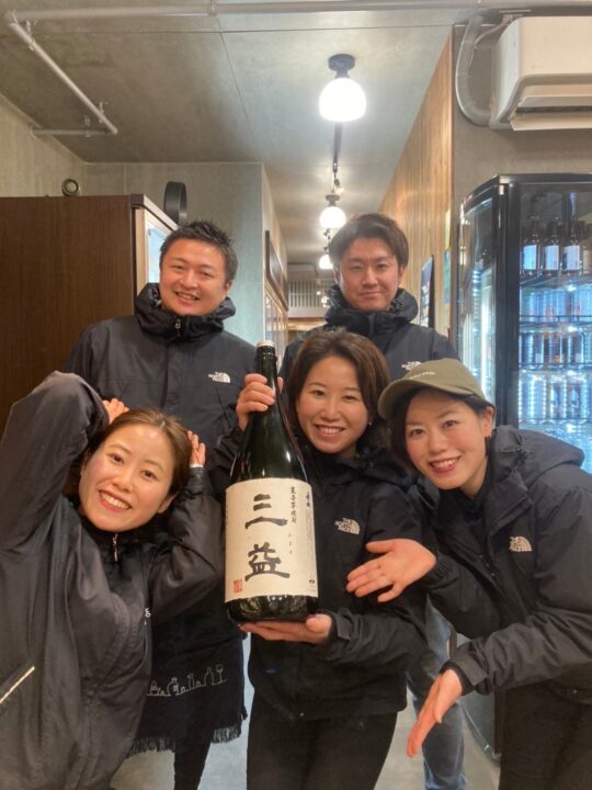 三姉妹の酒屋（左から美香さん、美保さん、由美さん）
