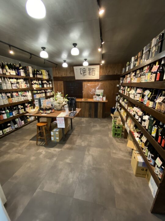 所狭しと日本酒が並べられた店舗、隣には角打ちが併設されている。
