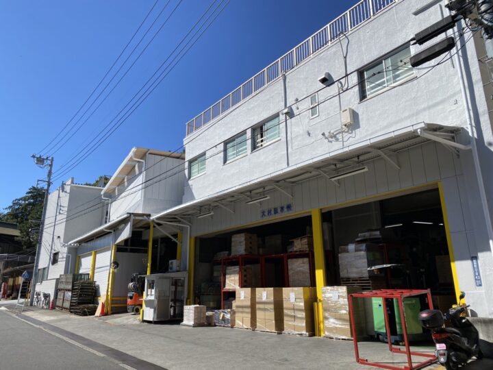 住宅地や商業施設に隣接する工場
