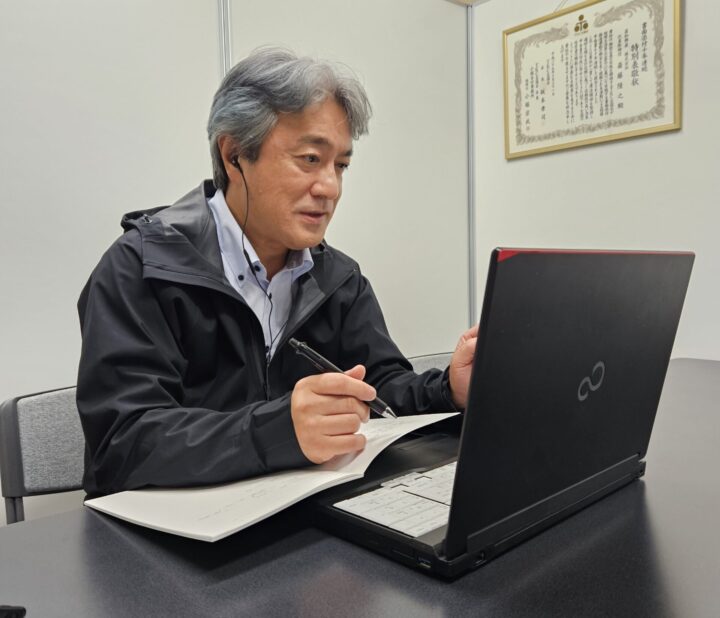 オンライン商談をする斎藤社長