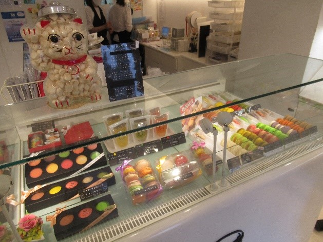 お店には色とりどりのマカロンが並ぶ