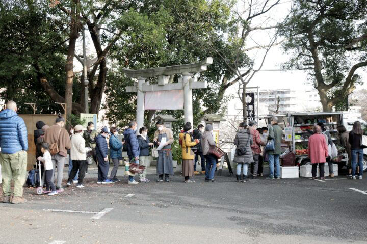 移動販売車にはたくさんの地元住民が並ぶ