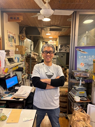 取材当日もお米のTシャツを着用していた小池氏