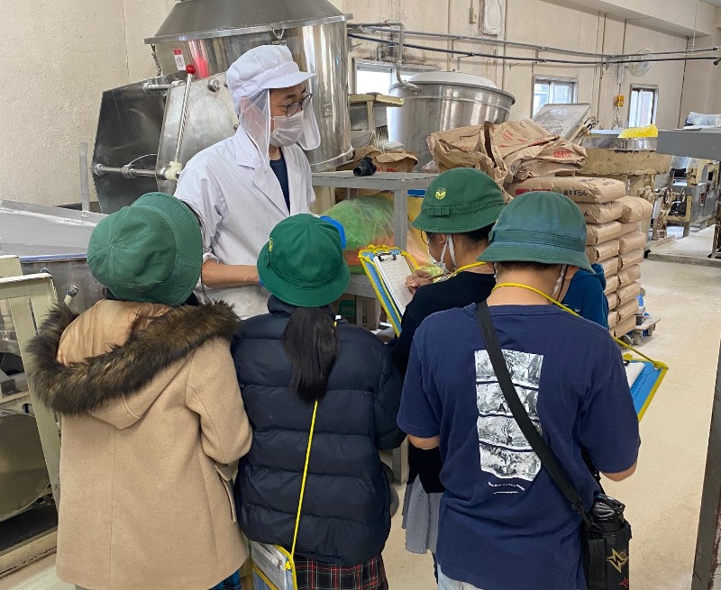 “区内小学生の工場見学の様子"=""