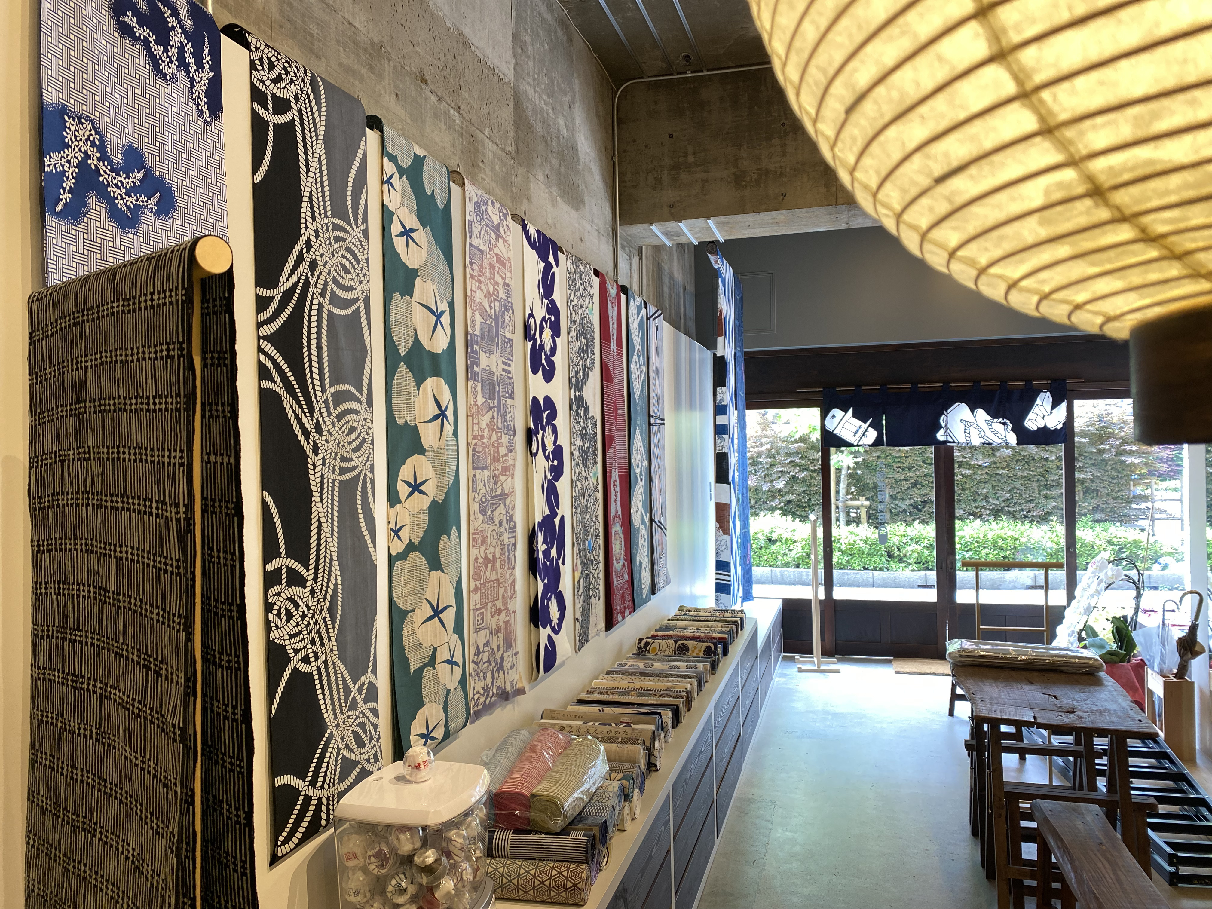 ギャラリースペースが目立つ改装後の店内