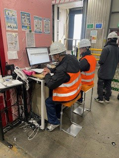 倉庫内に導入された椅子