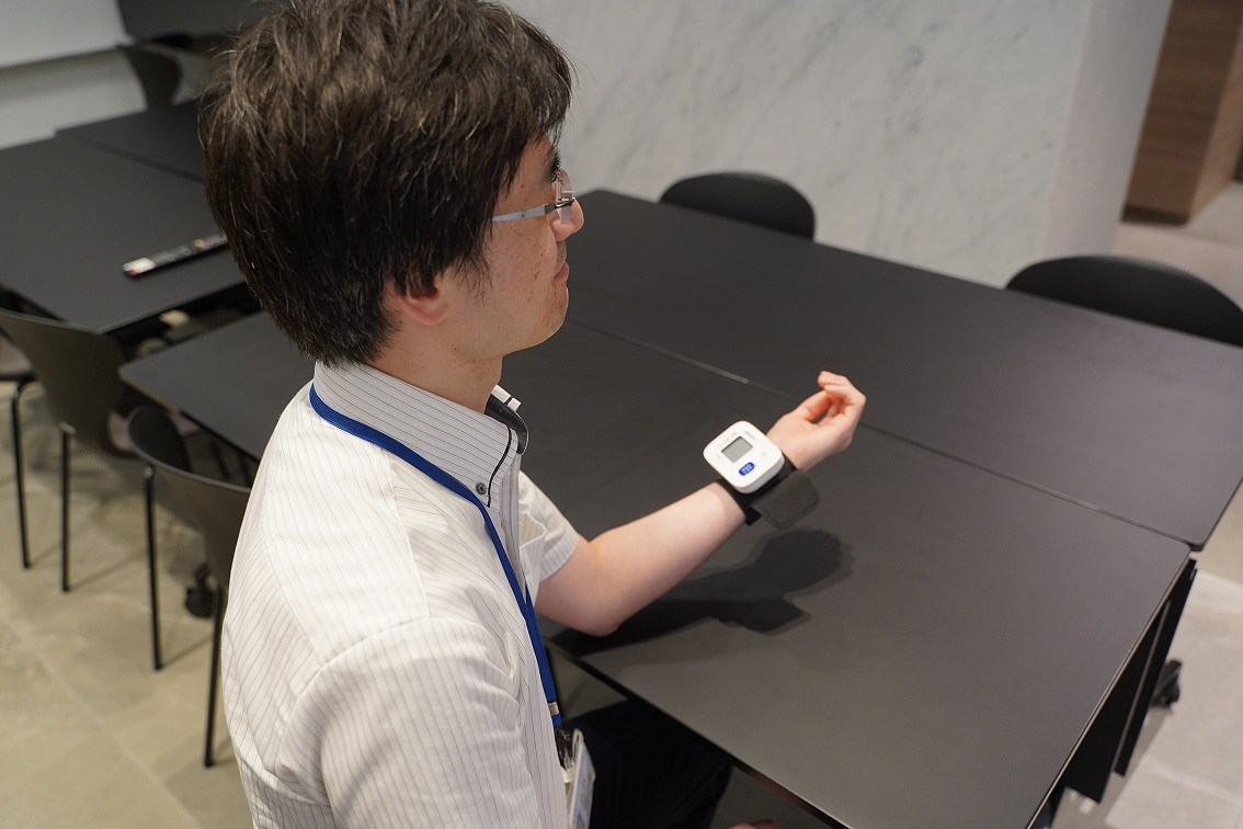 毎週月曜日に血圧を測定。結果は会社が用意した記録表に任意で記録
