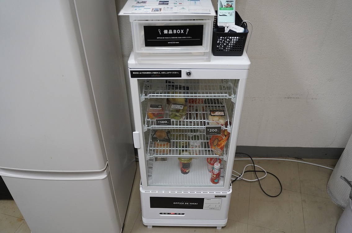 設置型社食の冷蔵庫。注文した食品が週１回届く