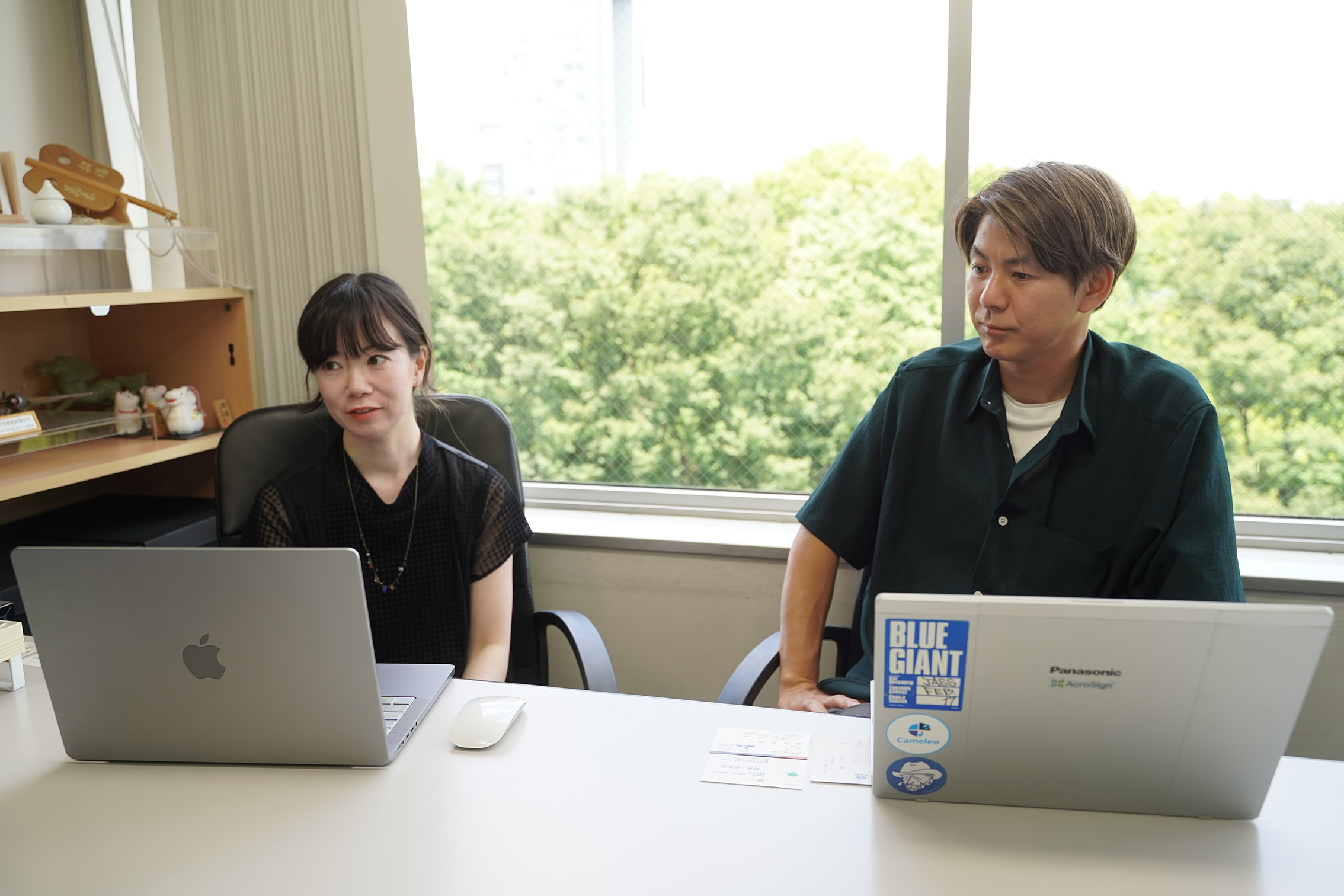 専務取締役の芦田誉氏（右）、アートディレクターの宮本遥氏（左）