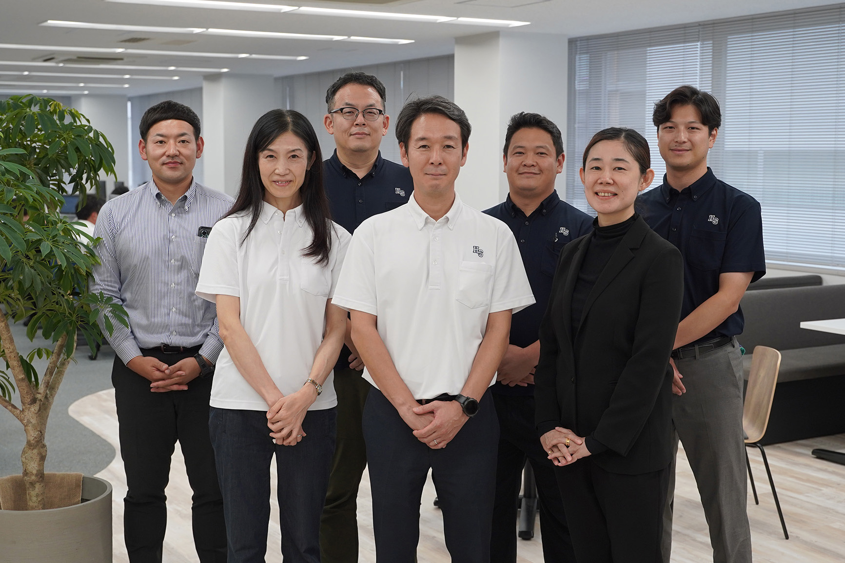 健康経営分科会チームのメンバー　後列左から、荒井 昌樹 氏（厚木営業所）、倉持 武志 氏（HS開発部）、鈴木 賢人 氏（多摩営業所）、杉田 裕司 氏（大阪HS営業所）　前列左から、小高 理恵 氏（情報システム部）、佐古 篤 氏（横浜支店）、藤原 直子 氏（人事部）　※佐藤 大亮 氏（エンジニアリング本部）は取材日当日不在