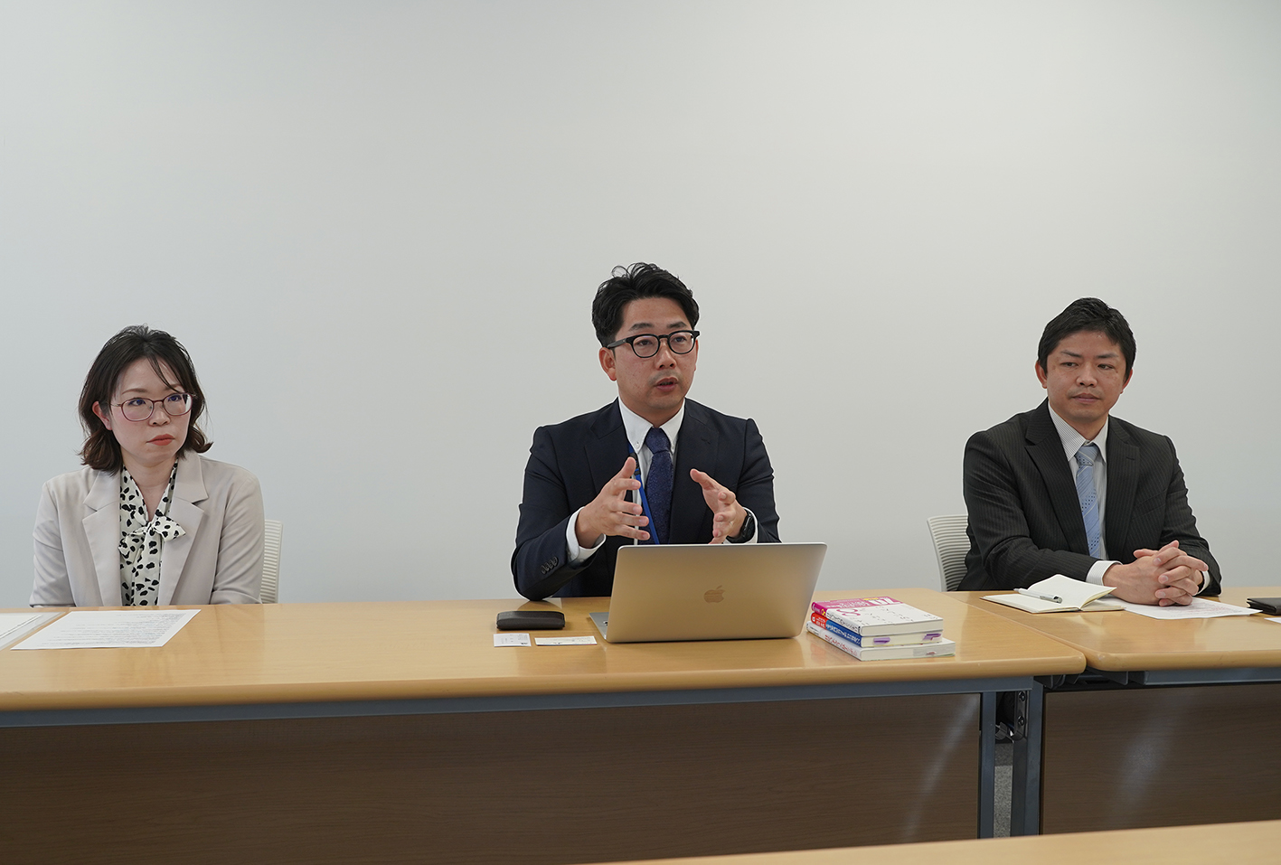 代表取締役社長　小泉 勇人 氏（中央）
						総務部 総務課 兼 企画課 課長　奥 史好 氏（右）
						総務部 総務課 主任　榎本 千香子 氏（左）