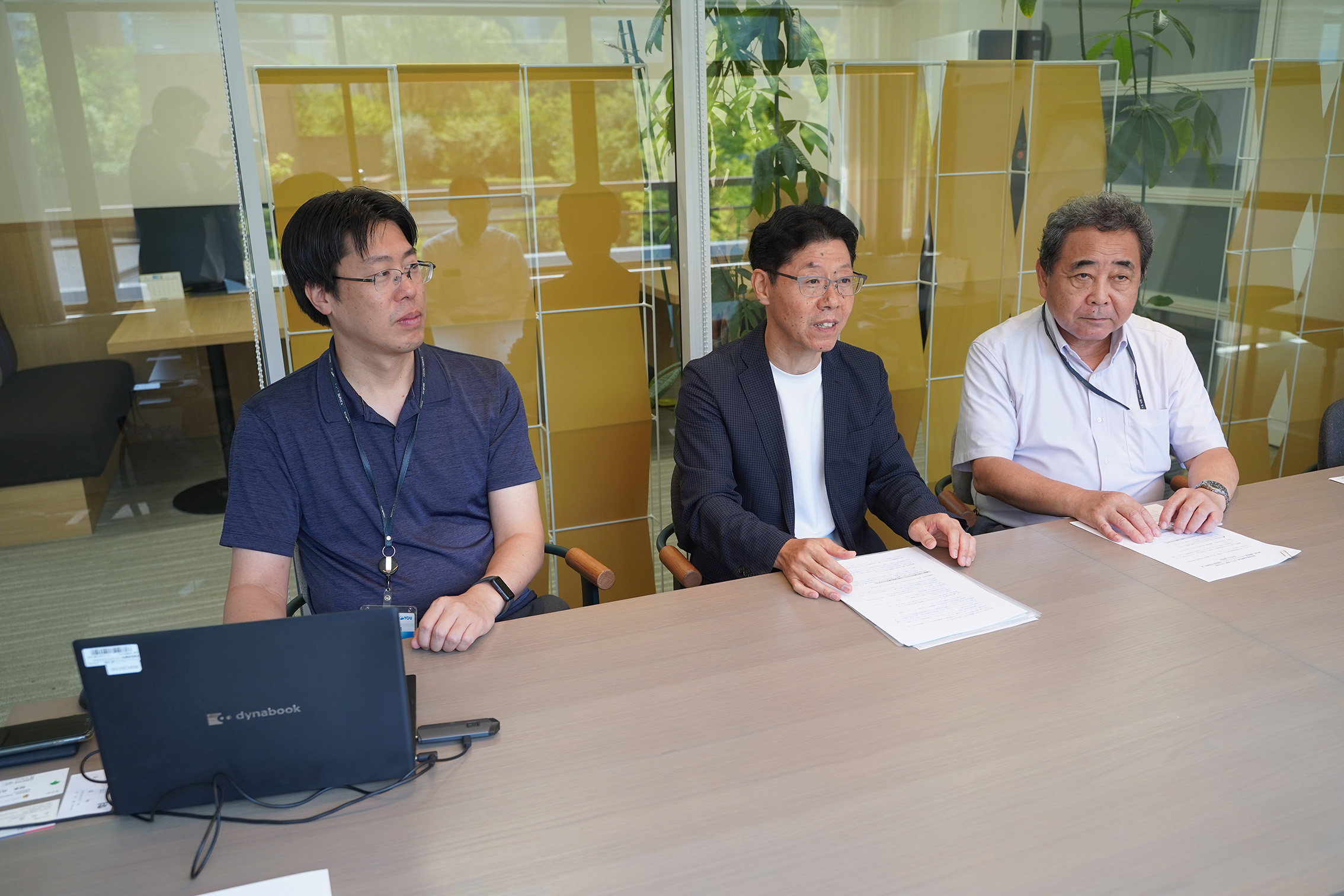 総務・人事チーム 主任 原田 康司 氏（左）　代表取締役社長 梅木 健行 氏（中央）　総務・人事チーム 係長 山田 修志 氏（右）
