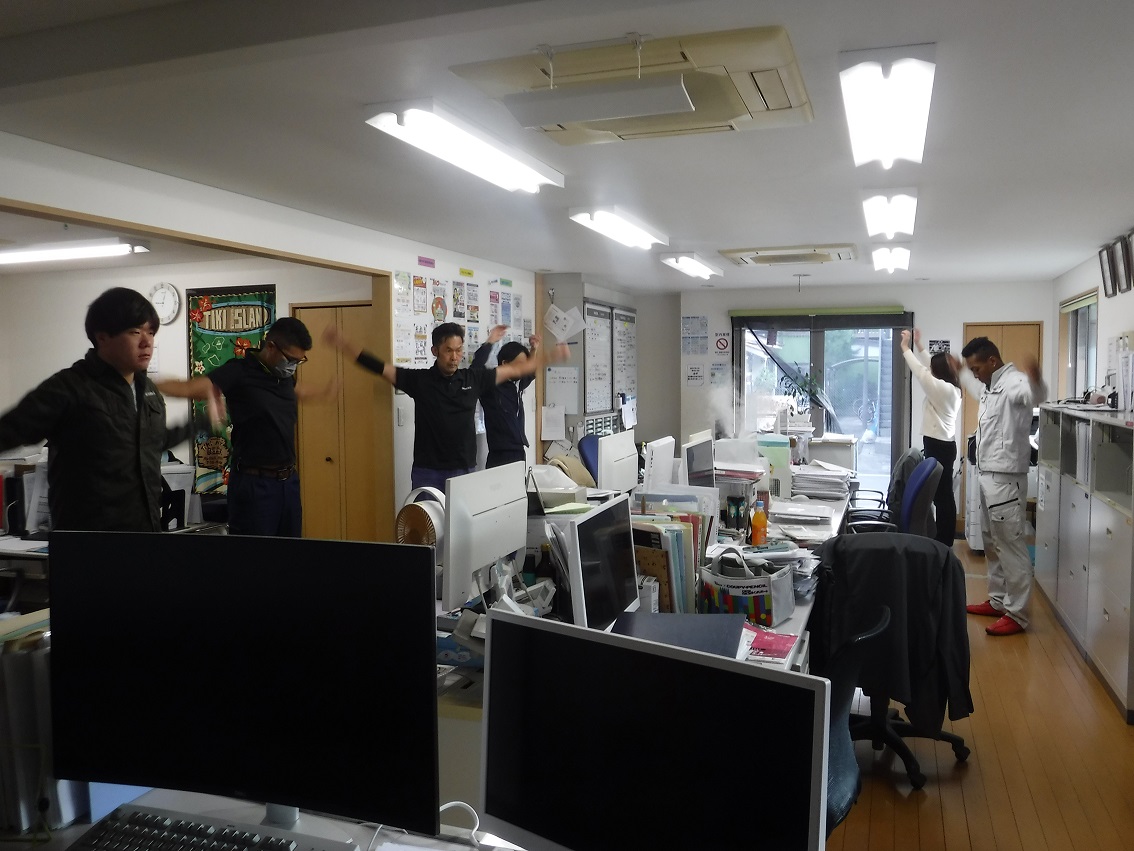 毎朝9時から行っているラジオ体操。工事現場に直行する従業員は現場で実施