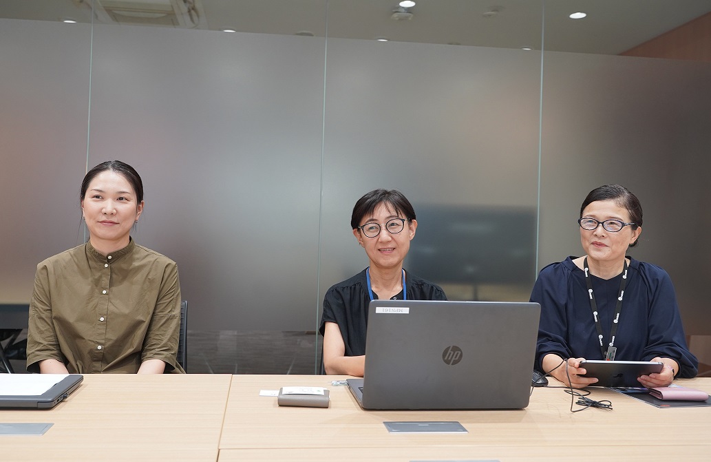 ウェルネス推進室 室長 有田 智賀子 氏（右） 管理本部 総務法務課 次長 福田 早苗 氏（中央） 同 主任 本郷 未生 氏（左）
