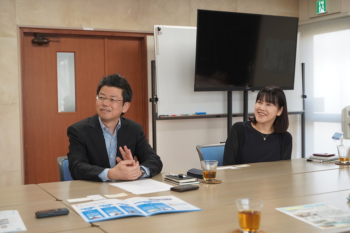 代表取締役社長　石川 拓彦 氏（左）
						総務部／経理部　部長　大星 恭子 氏（右）
						
