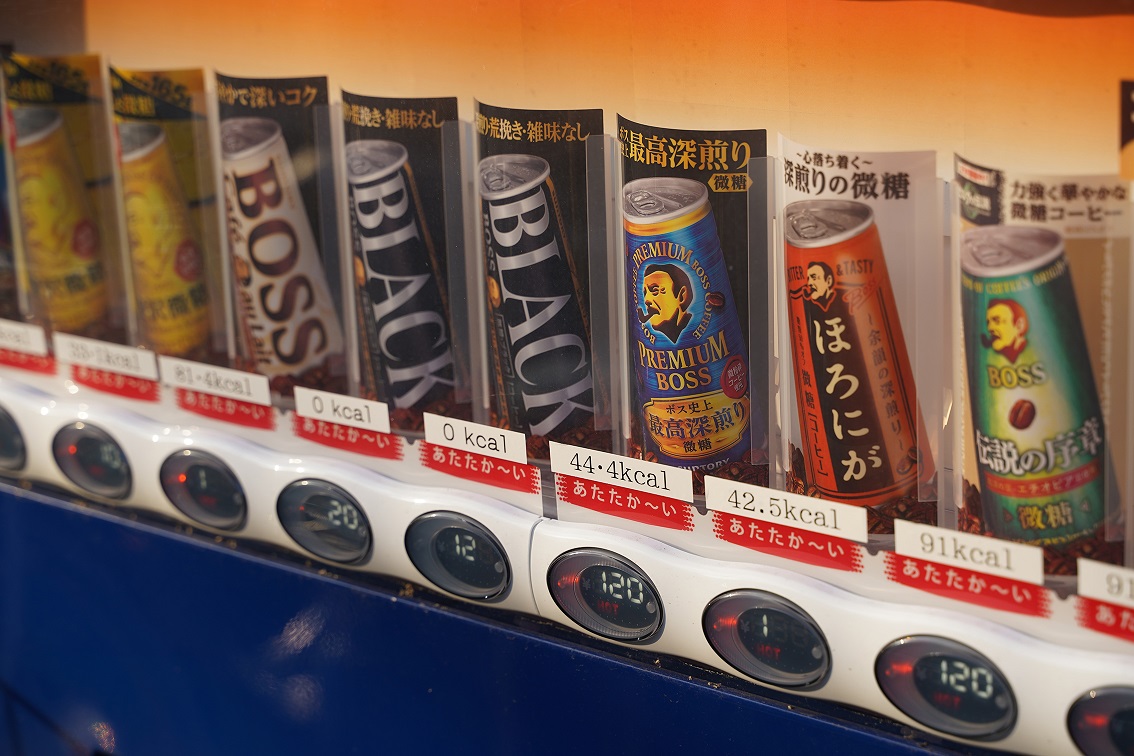 カロリーメイトなど手軽に食べられる食品が買えるほか、飲み物にはカロリーを表示