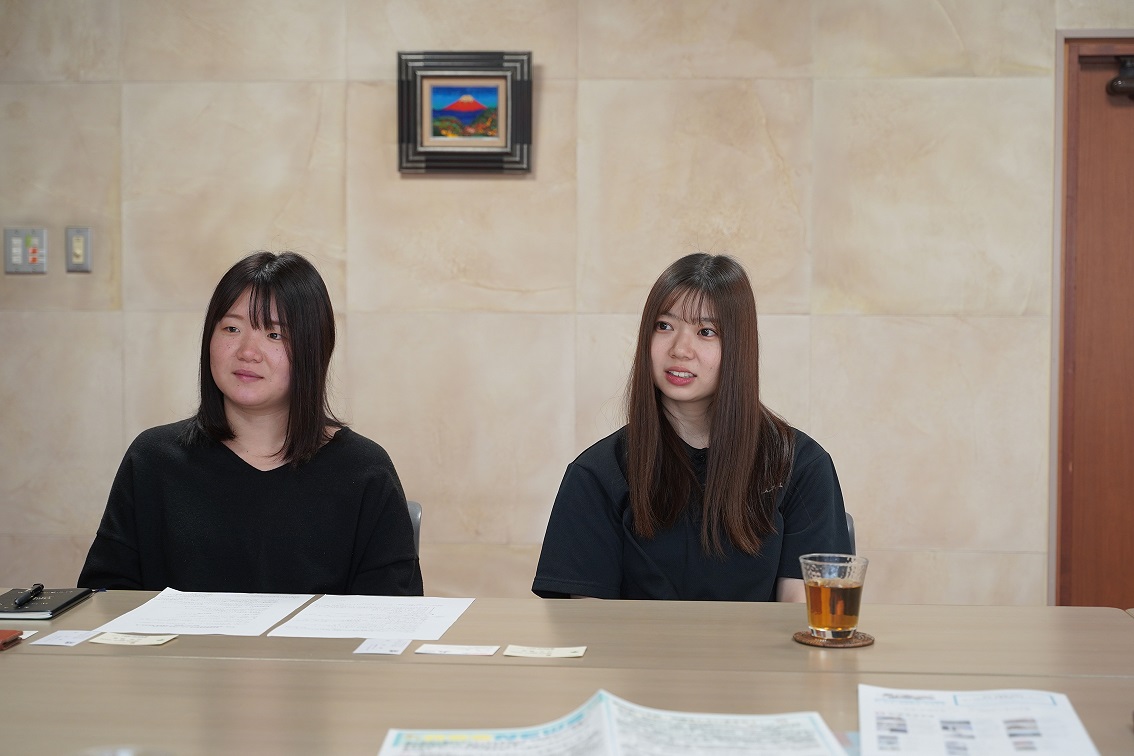 第一営業部　販売促進担当　田中 晴菜 氏（左）
						総務部　主任　落合 紗弓 氏（右）
						