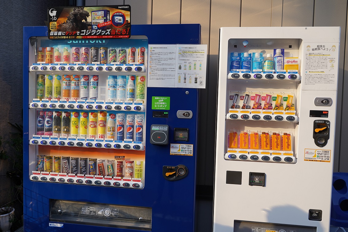 自社ビルの前に設置された自動販売機