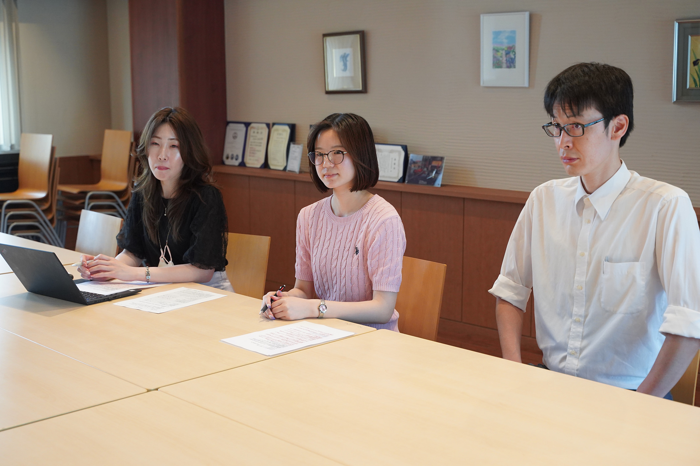 健康経営推進を担当した、管理部総務課 日下部 奈々 氏（左）
同部の中島 綾香 氏（中央）、成島 寛峰 氏（右）