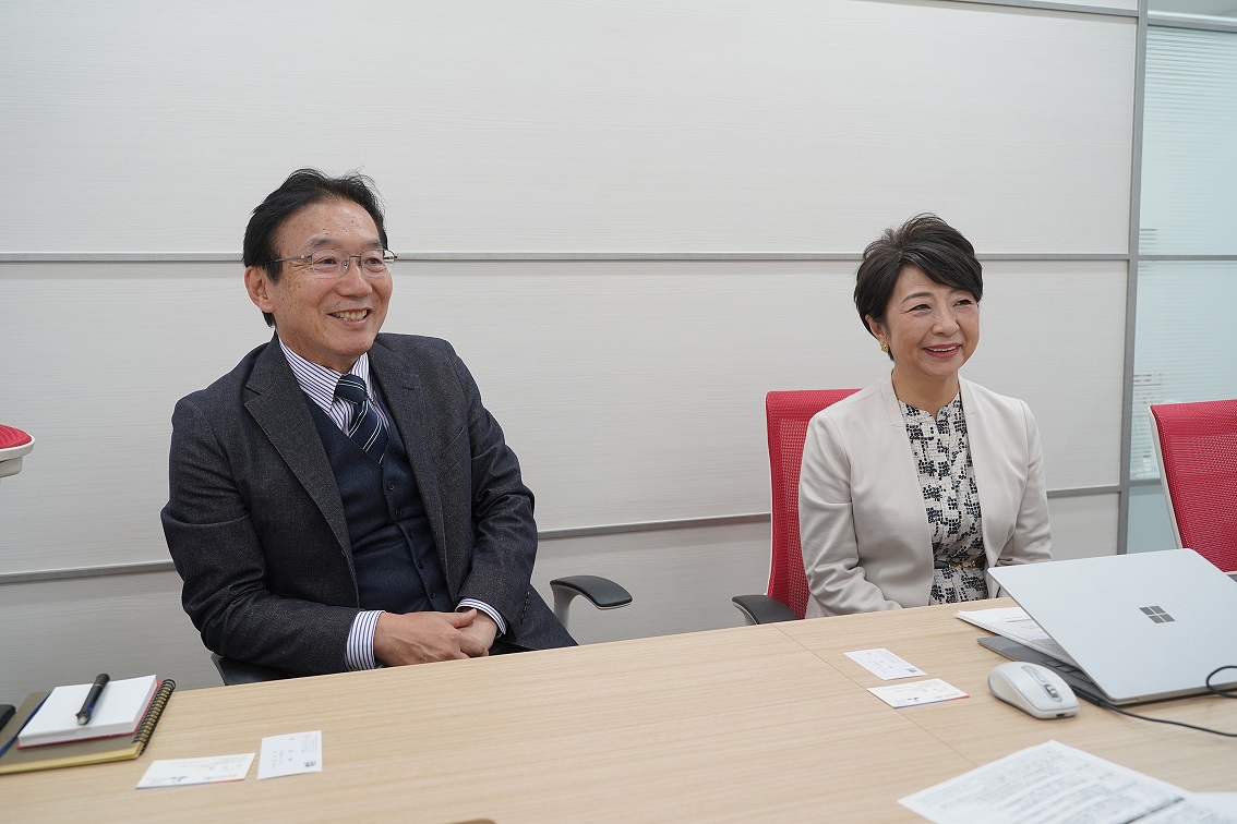 会長 飯島 祥夫 氏（左）
                        代表取締役　佐藤 明子 氏（右）