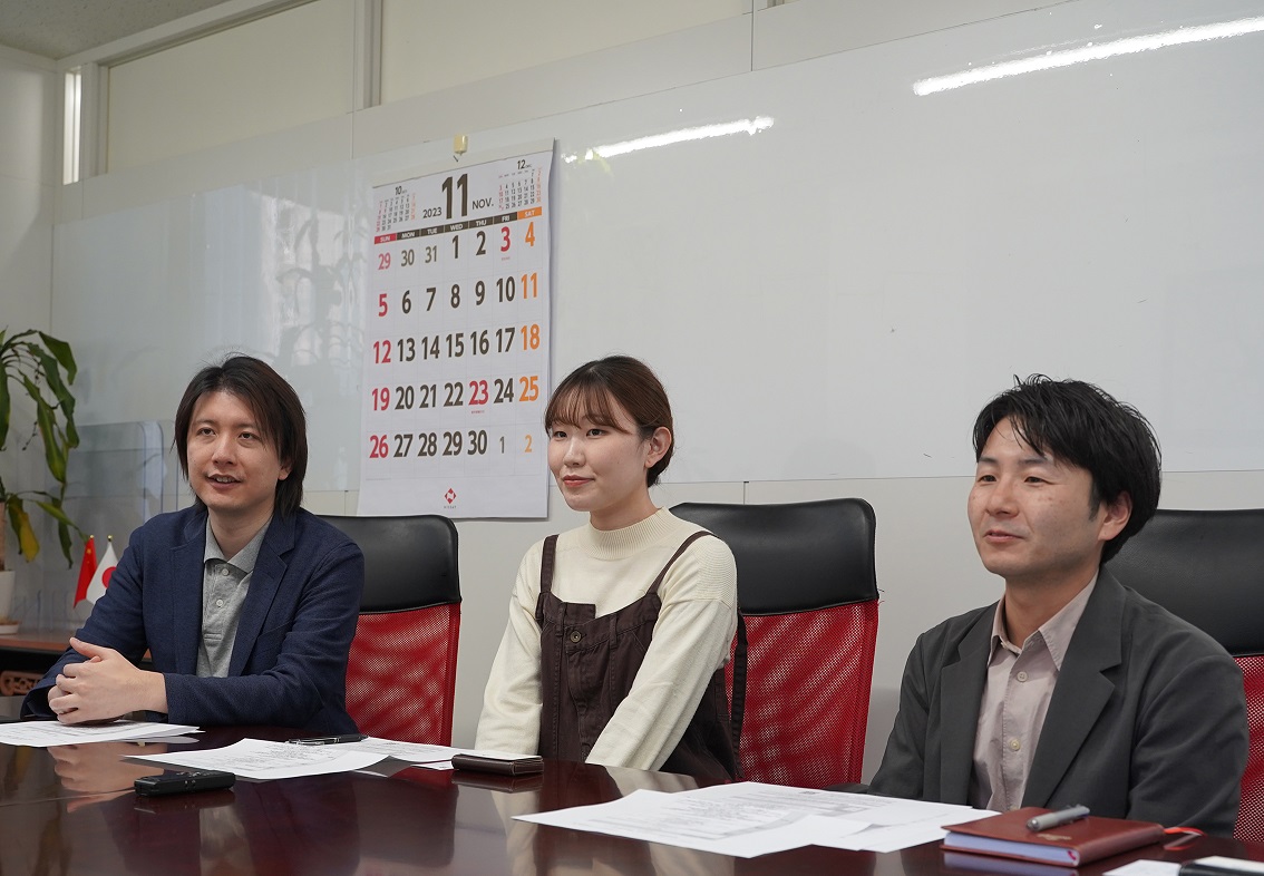 代表取締役　藍澤 良友 氏（左）
                        総合管理部　係長　小道世 健 氏（右）
                        総合管理部　石橋 悠理 氏（中央）