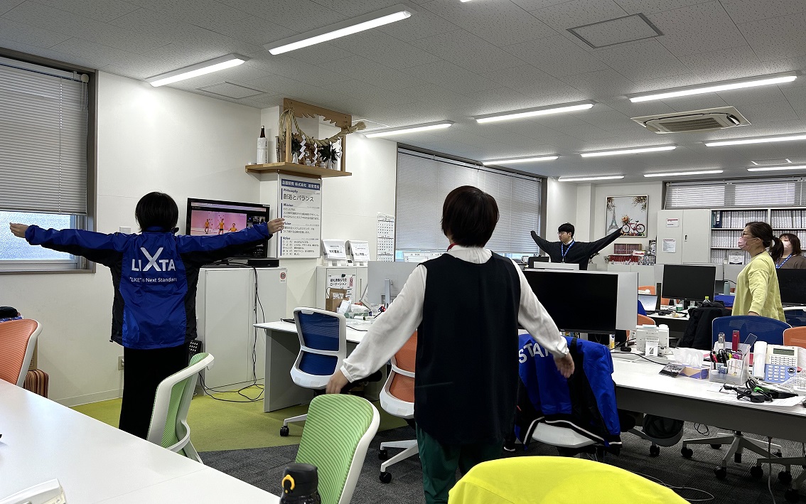 朝礼で行うラジオ体操の様子