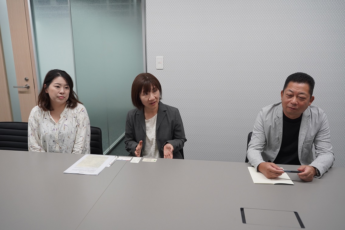 代表取締役 阪本 浩朗 氏（右） 業務推進部 小村 明子 氏（中央） 同部 伊藤 沙弥香 氏（左）