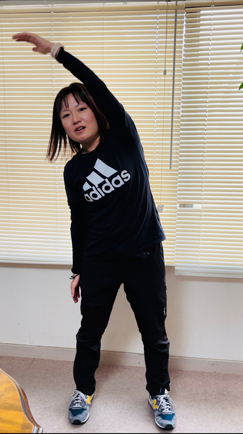 健康づくり推進担当者で考案し、宇佐美彩香氏が実演した「タカノスマイル体操」。